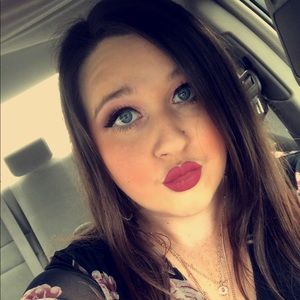 Meet your Posher, Caitlin